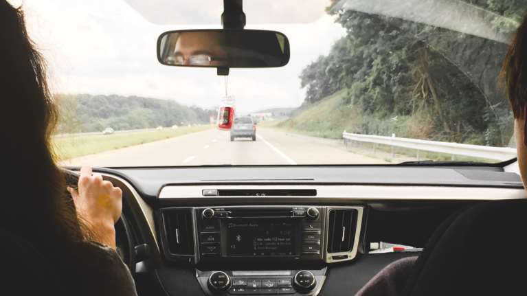 Νέα &quot;μόδα θανάτου&quot; στα παιδιά: Πέφτουν στις ρόδες αυτοκινήτων και δικύκλων - Αποκαλυπτική μαρτυρία