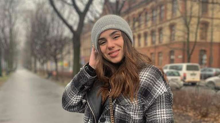 Απίστευτο: Έκλεψαν το πορτοφόλι της 21χρονης ενώ ήταν αιμόφυρτη στον δρόμο- Της πήραν 1.500 ευρώ