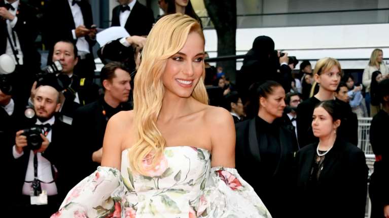 Κομψή στην Κρουαζέτ το πρωί: Η Δούκισσα Νομικού με μίνι φλοράλ φόρεμα και το υπέρκομψο look με ταγιέρ και στιλάτη ψάθινη τσάντα