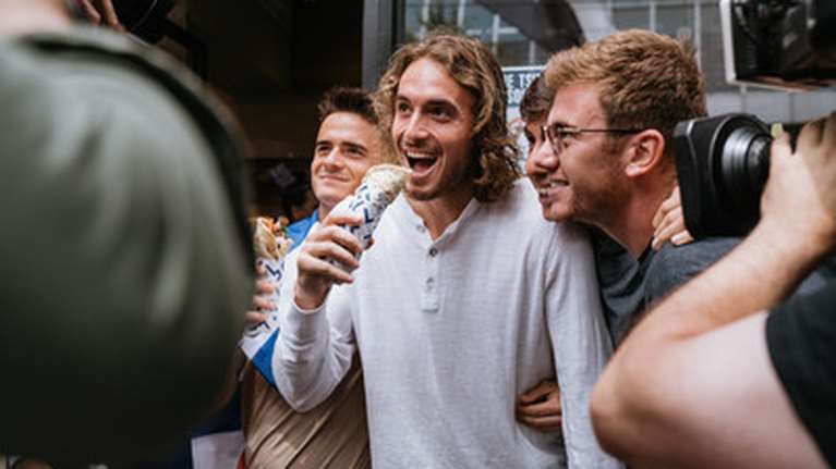 Ο Τσιτσιπάς ξαναλανσάρει το &quot;Tsitsipas souvlaki&quot; σε limited edition - Για να συνδράμει τους πληγέντες της πανδημίας