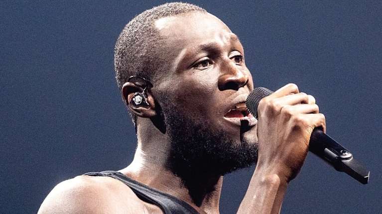 Βρετανία: Πήραν το δίπλωμα από τον ράπερ Stormzy, επειδή μιλούσε στο τηλέφωνο ενώ οδηγούσε τη Rolls-Royce του