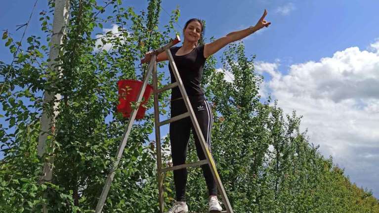 Αγρότισσα με πτυχίο πληροφορικής διαφημίζει τα ..ωραία της αγροτικής ζωής [βίντεο]