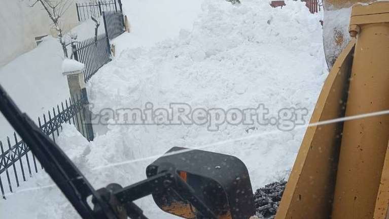 Δερβενοχώρια: Διάσωση οικογένειας με μικρά παιδιά από την Πυροσβεστική - Είχαν αποκλειστεί από το χιόνι