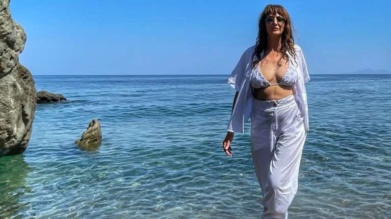 Η Μαρία Κωνσταντάκη ποζάρει τόπλες στη Σαμοθράκη: Μπορεί τα κεφάλια να είναι μέσα αλλά το πνεύμα είναι ελεύθερο [εικόνες]