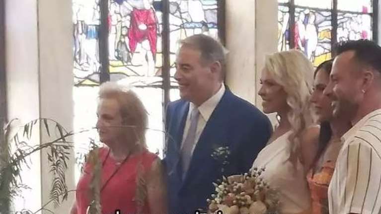 Γάμος Χασαπόπουλου: Η κομψή νύφη με one shoulder νυφικό και η κουμπάρα Aνθή Βούλγαρη με στράπλες κρουαζέ φόρεμα