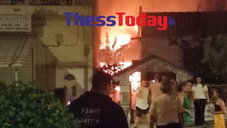 Θεσσαλονίκη: Φωτιά σε μονοκατοικία στην Άνω Πόλη - Ακούστηκαν εκρήξεις [Βίντεο]