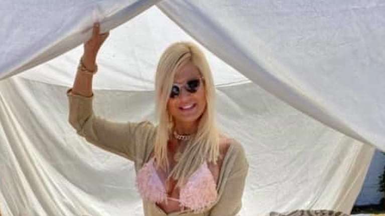 Η Μαρίνα Πατούλη εύχεται καλό καλοκαίρι - Ξυπόλητη, φορώντας μόνο το μαγιό της!