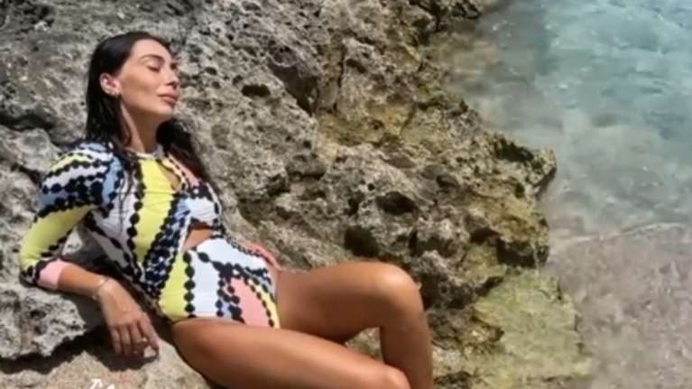 Δεν χωράμε στο κάδρο: Η Ολυμπία Χοψονίδου με απίθανο μαγιό φωτογραφίζει την οικογένεια στη θάλασσα