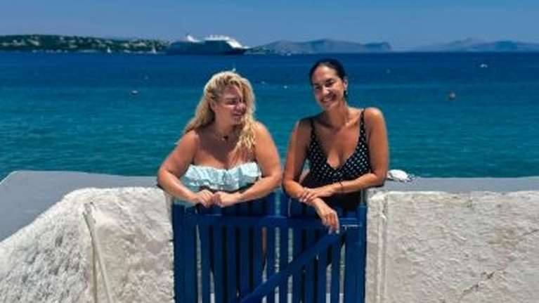 &quot;Κορίτσια στον ήλιο&quot; η Δανάη Μπάρκα και η Νόνη Δούνια - Η απόδρασή τους στις Σπέτσες [εικόνες]
