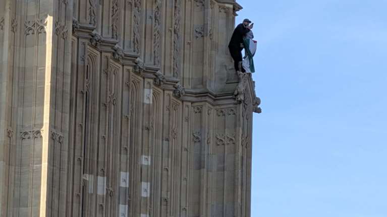 Βρετανία: Άνδρας σκαρφάλωσε στον πύργο του Μπιγκ Μπεν κρατώντας παλαιστινιακή σημαία