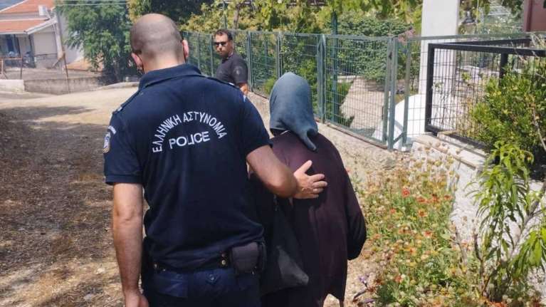 Λούτσες Κέρκυρας: Η στιγμή που αστυνομικοί βοηθούν ηλικιωμένη να απομακρυνθεί από τις φλόγες που απειλούν το χωριό [βίντεο]