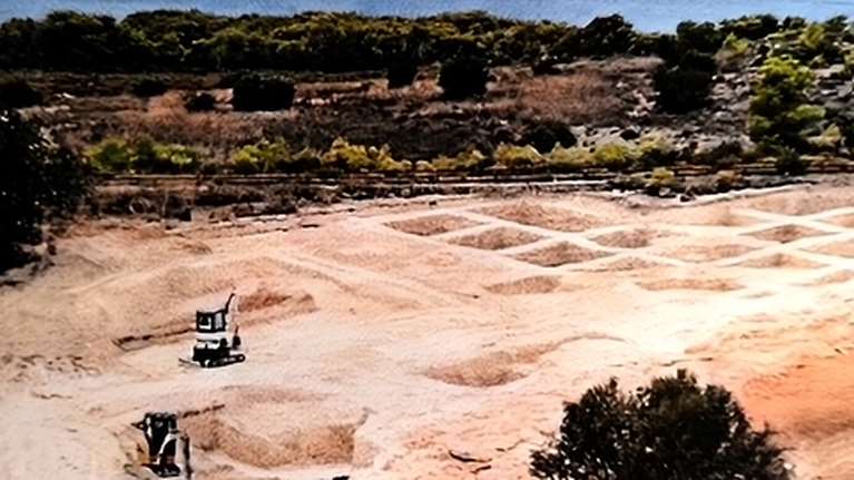 Αντιδράσεις για τις βίλες της Grivalia στην παραλία του Πόρτο Χέλι- Τα αρχαιολογικά ευρήματα και η σιωπή των επενδυτών