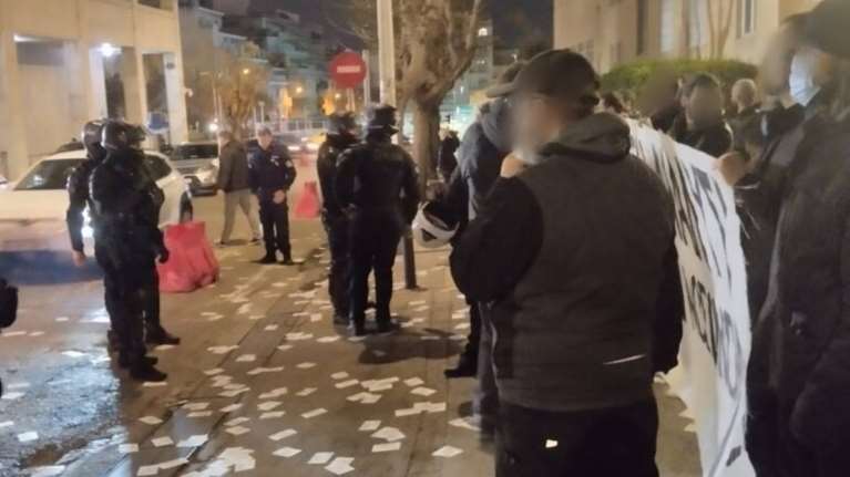 Πανό και τρικάκια του &quot;Ρουβίκωνα&quot; στο νοσοκομείο &quot;Άγιος Σάββας&quot; - 30 προσαγωγές από την Αστυνομία