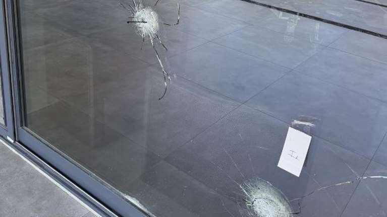 Ρόδος: Ταυτοποιήθηκαν οι δράστες που &quot;γάζωσαν&quot; με 14 σφαίρες το σπίτι γνωστού επιχειρηματία