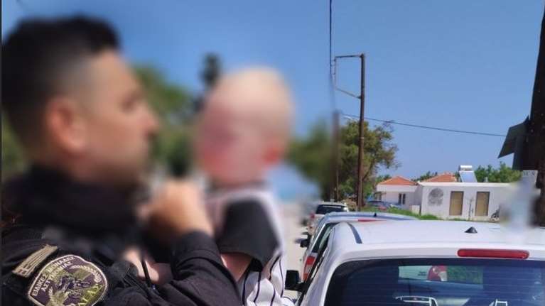 Συγκλονιστική εικόνα: Ο αστυνομικός της ΔΙΑΣ κρατά στην αγκαλιά του το μωρό που απεγκλώβισε από αυτοκίνητο στη Ζάκυνθο