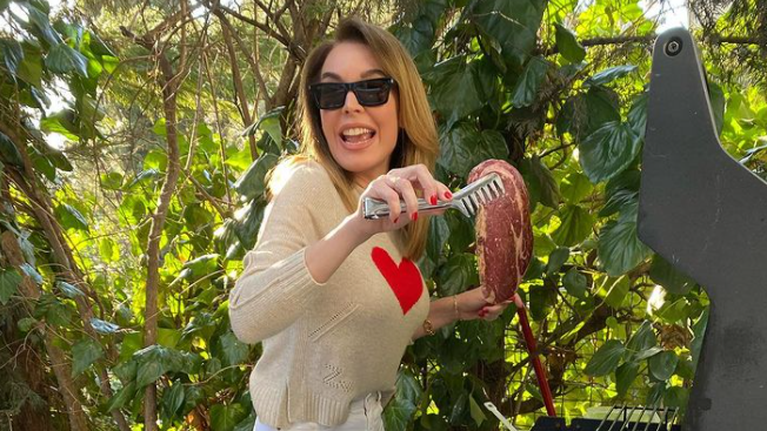 Τατιάνα Στεφανίδου: Το μπάρμπεκιου με λευκά ρούχα και τα ειρωνικά σχόλια των follower της