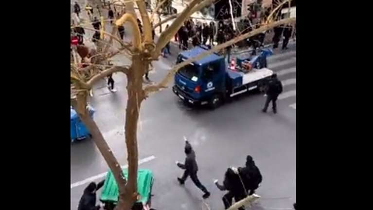 Εισαγγελική έρευνα για τον γερανό της Αστυνομίας με την ανεξέλεγκτη πορεία δίπλα σε διαδηλωτές