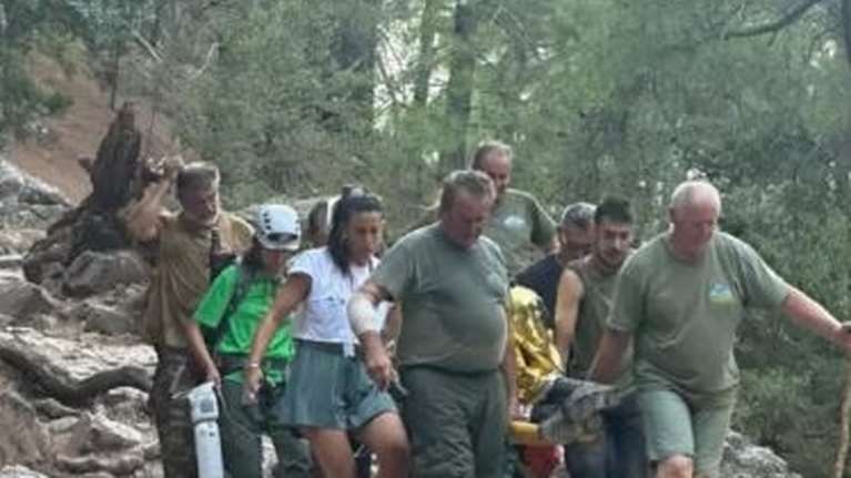 Κινηματογραφική διάσωση από το φαράγγι της Σαμαριάς - Για 3 χιλιόμετρα κουβάλησαν στα χέρια 60χρονο