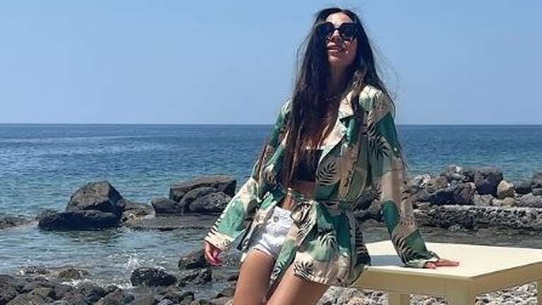 Ναταλία Δραγούμη: Κούκλα με κοντό λευκό σορτς στην Πάτμο - Οι εικόνες στο νησί