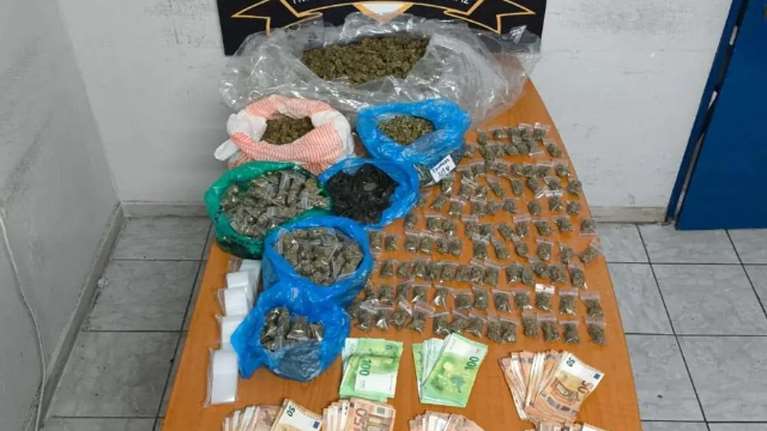 Συμμορία διακινούσε ναρκωτικά σε σχολεία της Αθήνας: Ανάμεσά τους οκτώ ανήλικοι, θα &quot;έσπρωχναν&quot; κάνναβη σε 5ήμερη