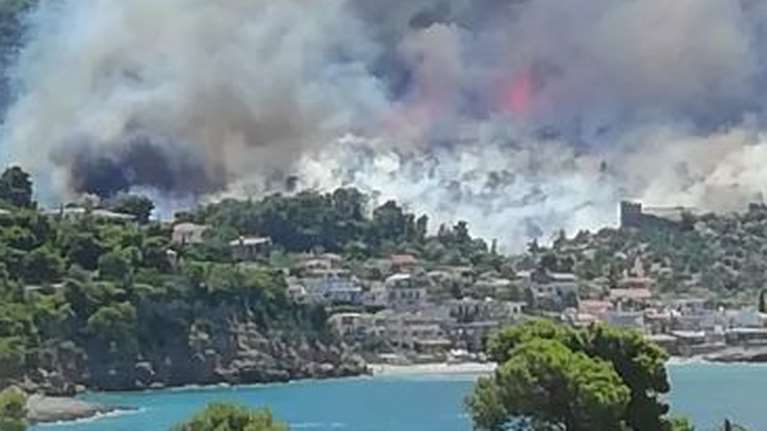 Μεγάλη η φωτιά στο Πόρτο Γερμενό- Μήνυμα 112 &quot;αν είστε στον Μύτικα εκκενώστε προς Ψάθα&quot; [Βίντεο]