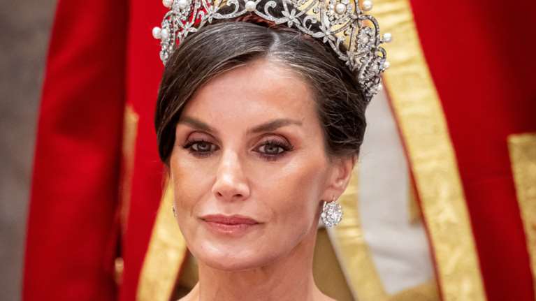 Η άλλη βασίλισσα Λετίσια: Αναγκάστηκε να ντυθεί υπερβολικά casual με sneakers σε επίσημη εκδήλωση του παλατιού