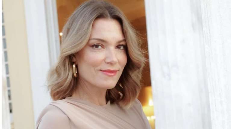 Ωδή στην απλότητα: Η Βίκυ Καγιά σε μια σικάτη εμφάνιση με nude φόρεμα και τα πιο στιλάτα σουέντ φλατ σανδάλια