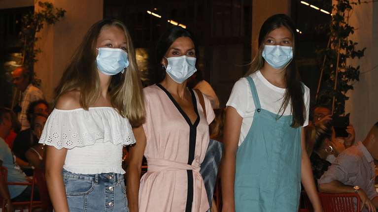 Royal style στη Μαγιόρκα: Τα summer looks της Βασίλισσας Λετίσια και οι στιλάτες κόρες της