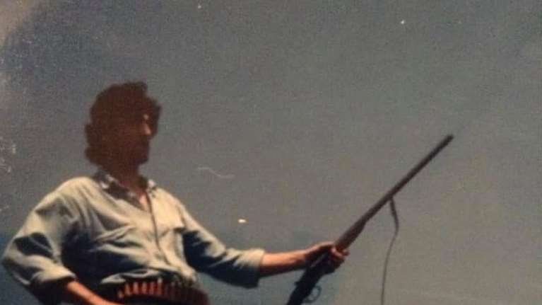 Πώς διαφημίζει την παρέμβασή του στη Βουλή ο Παύλος Πολάκης- Με... τουφέκι και φυσεκλίκια