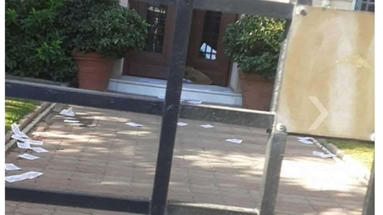 Παρέμβαση στο γραφείο Κούγια μετά την πορεία για τον καταγγελλόμενο βιασμό στο ΑΤ Ομόνοιας [εικόνες]