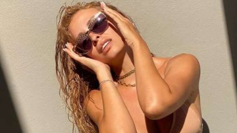 Ελένη Φουρέιρα: Ποζάρει με μικροσκοπικό μαύρο μπικίνι με φόντο το ηλιοβασίλεμα της Σαντορίνης