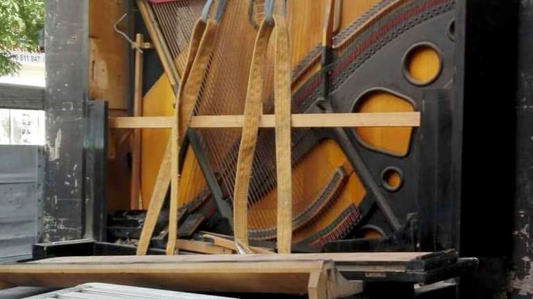 Ένας &quot;θησαυρός&quot; στα σκουπίδια: Πιάνο 100 ετών με χρυσά ελάσματα βρέθηκε διαλυμένο σε πεζοδρόμιο της Θεσσαλονίκης