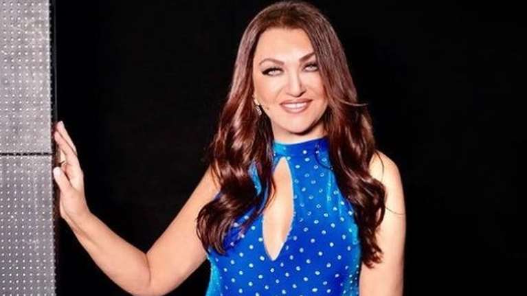 Βελούδο, παγιέτες και θεϊκά πόδια: Η Καίτη Γαρμπή φόρεσε μίνι βελούδινο φόρεμα με ολόιδιες over the knee μπότες