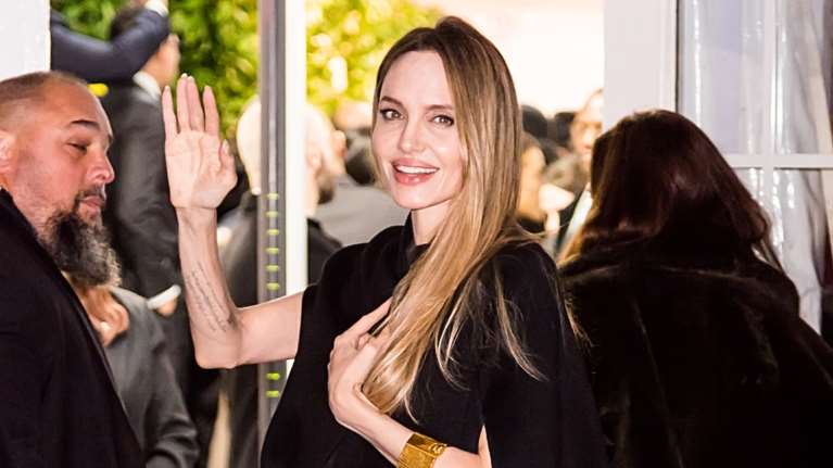 Αντζελίνα Τζολί: Η εμφάνιση με επιβλητική μαύρη κάπα στη Νέα Υόρκη - Το δραματικό look της