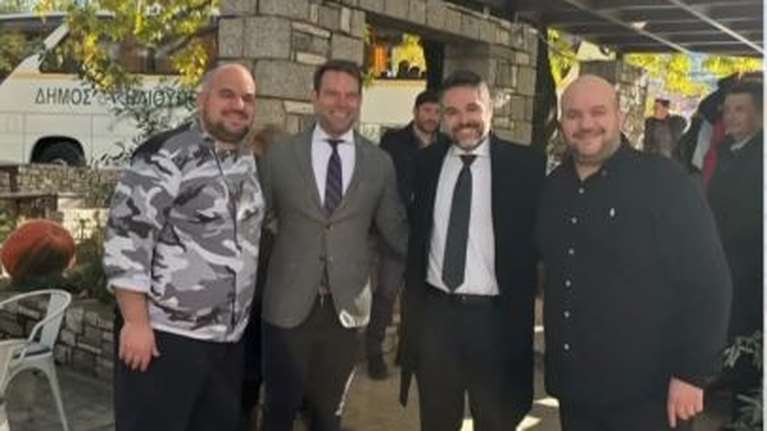 Στέφανος Κασσελάκης: "Κλέβει" και τον Σαρακιώτη από τον ΣΥΡΙΖΑ; Η θερμή χειραψία και ο εναγκαλισμός [βίντεο]