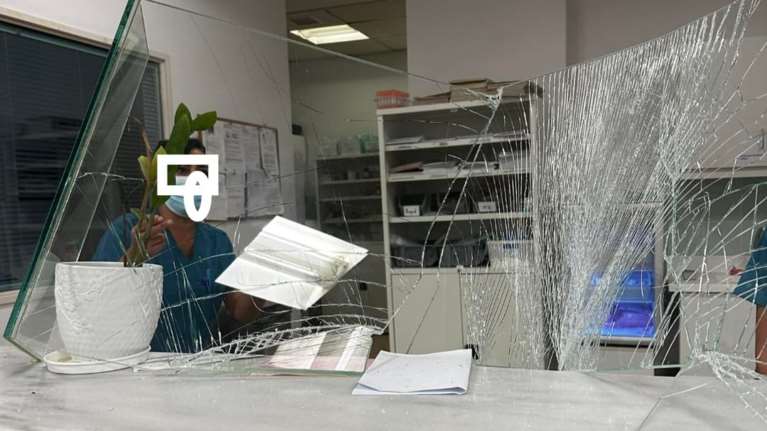 Αγρίνιο: Ασθενής σε αμόκ τα έκανε γυαλιά καρφιά στα επείγοντα του νοσοκομείου