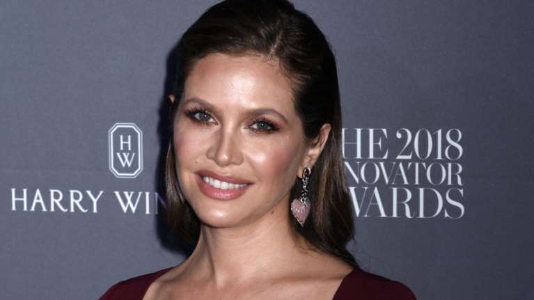 Ντάσα Ζούκοβα Νιάρχου: Στιλάτη σε πάρτι με μίντι κοντομάνικο φόρεμα με μεγάλο σκίσιμο και λευκές γόβες