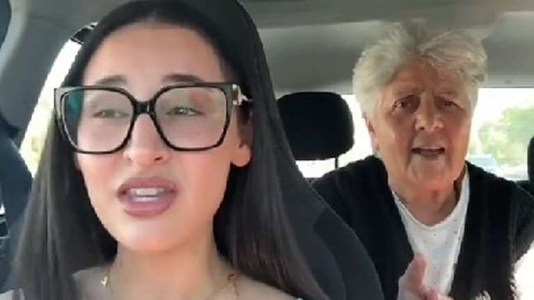 Η Κλαυδία με τη γιαγιά της στο αυτοκίνητο – Χορεύουν με το νέο της τραγούδι &quot;Συντρίμμια&quot; [βίντεο]