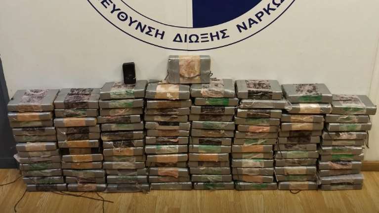 Πάνω από 100 κιλά κοκαΐνης βρήκε η Δίωξη σε κοντέινερ με καλαμαράκια στο λιμάνι του Πειραιά