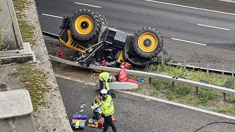 Βρετανία: Τρακτέρ έπεσε από γέφυρα πάνω σε αυτοκινητόδρομο - Σοβαρά τραυματισμένος ο οδηγός (εικόνες- βίντεο)