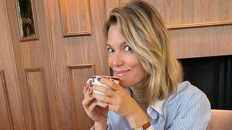 Το απόλυτο layering: Η Βίκυ Καγιά δείχνει πώς πρέπει να φοράμε το ζιβάγκο για να μην είναι βαρετό