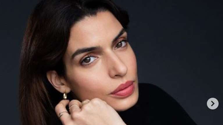 Τόνια Σωτηροπούλου: Το παραμυθένιο outfit που μας βάζει σε ατμόσφαιρα γιορτών - Σαν πριγκίπισσα [εικόνες]