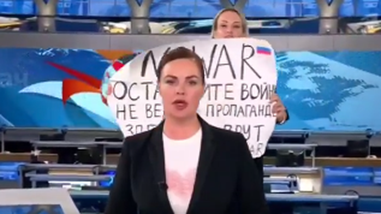 Μαρίνα Οβσιάνικοβα: Εκτός φυλακής με πρόστιμο 255 ευρώ η Ρωσίδα δημοσιογράφος που διαμαρτυρήθηκε στη δημόσια τηλεόραση