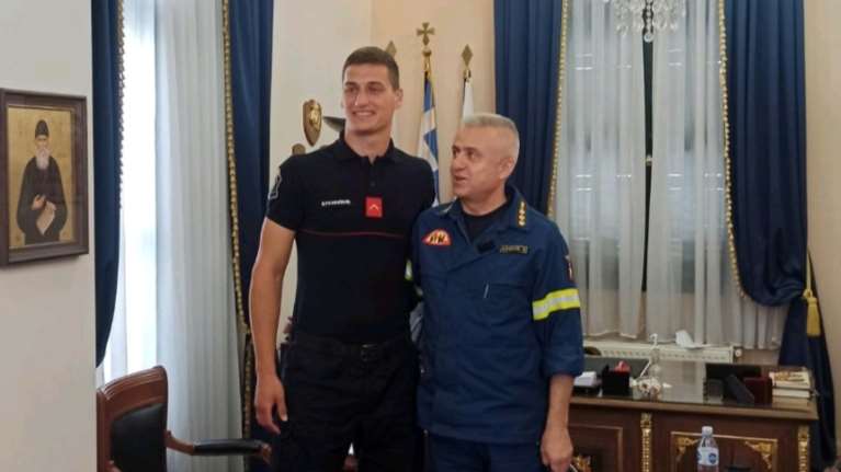 Στο Άγιον Όρος ο νεαρός Σέρβος πυροσβέστης - Πώς έδωσε ελπίδα σε ένα βρέφος έξι μηνών με το περιβραχιόνιο του Ρονάλντο