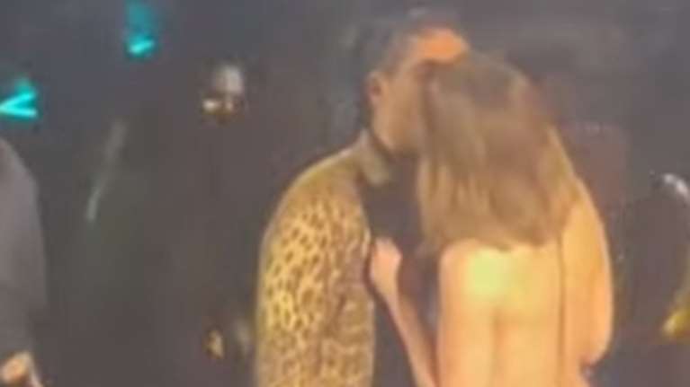 Χρήστος Μάστορας: Viral το &quot;φιλί&quot; με τη Δέσποινα Βανδή - Τι απαντά ο τραγουδιστής [βίντεο]