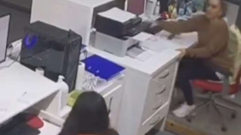 Βίντεο ντοκουμέντο από σεισμό στη Σαντορίνη - Δύο γυναίκες ουρλιάζουν και μπαίνουν κάτω από γραφεία