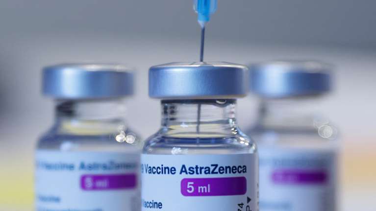 Εμβόλια: Καλύτερη ανοσία με πρώτη δόση AstraZeneca και δεύτερη με Pfizer ή Moderna; Τι δείχνουν οι μελέτες
