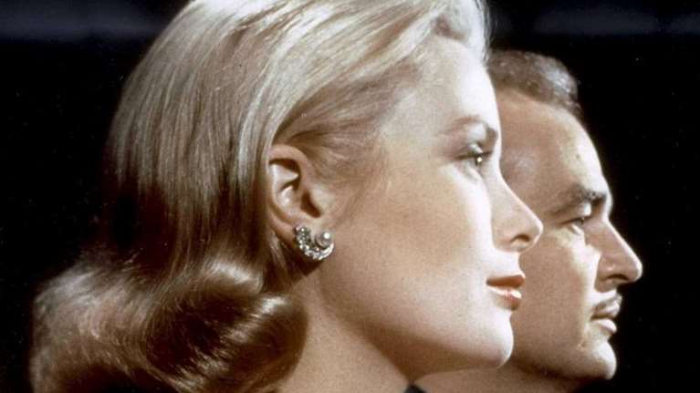 Ρετρό: Η Γκρέις Κέλι στη Γλυφάδα με λευκό φόρεμα, σινιόν και τσάντα Hermes - Τη δεκαετία του &#39;60