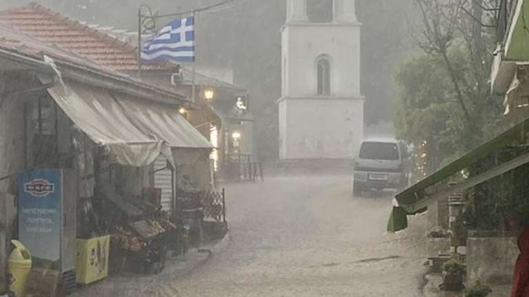 Πλημμύρες σε Καρδίτσα και Πήλιο - Απεγκλωβίστηκε πενταμελής οικογένεια - Χιόνια στα ορεινά [εικόνες - βίντεο]