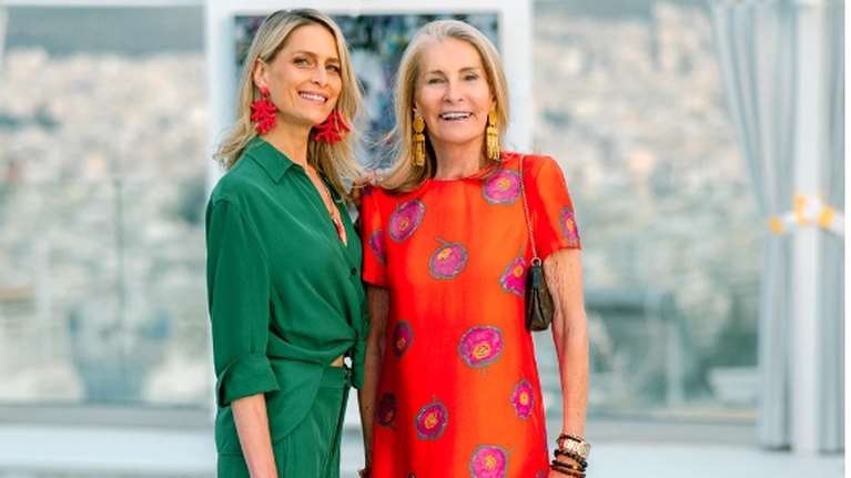 Κομψές αριστοκράτισσες στον Λυκαβηττό η Μπλάτνικ και η Μαρί Μπλανς - Το crop top της κόρης και η μαμά με Louis Vuitton